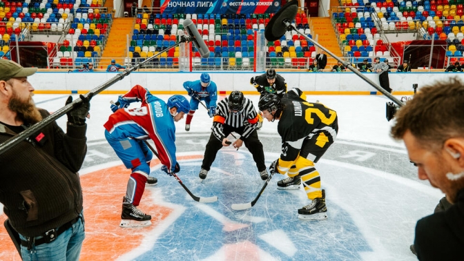В широкий прокат вышел фильм «Хоккейные папы», который приурочен ко Всемирному дню хоккея.